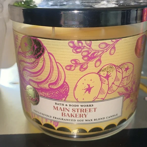Bath and Bodyworks Three Wick Candle Main Street Bakery 🧁 Brand New - Picture 2 of 4